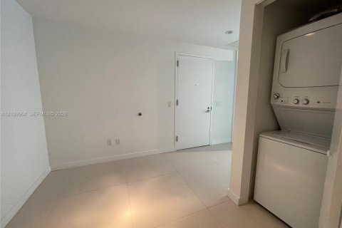 Condominio en venta en Miami, Florida, 1 dormitorio, 69.31 m2 № 2424447 - foto 15