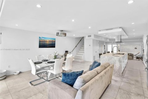 Casa en venta en Miami, Florida, 4 dormitorios № 1729758 - foto 23