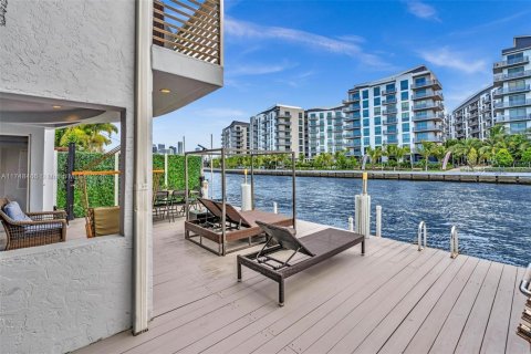 Casa en venta en Miami, Florida, 4 dormitorios № 1729758 - foto 9