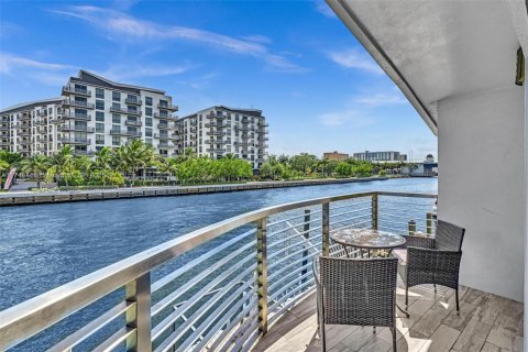 Casa en venta en Miami, Florida, 4 dormitorios № 1729758 - foto 2