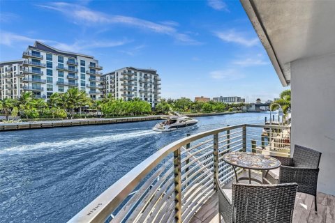 Casa en venta en Miami, Florida, 4 dormitorios № 1729758 - foto 1