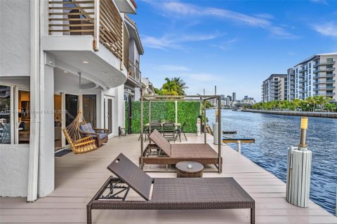 Casa en venta en Miami, Florida, 4 dormitorios № 1729758 - foto 13