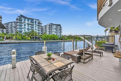 Casa en venta en Miami, Florida, 4 dormitorios № 1729758 - foto 8