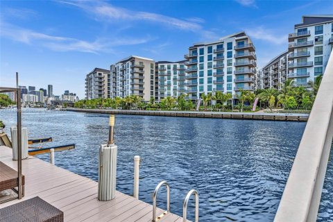 Casa en venta en Miami, Florida, 4 dormitorios № 1729758 - foto 12