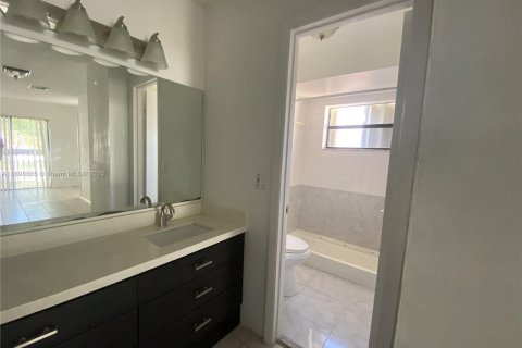 Adosado en alquiler en Miami, Florida, 2 dormitorios, 119.84 m2 № 1950735 - foto 9