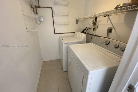 Adosado en alquiler en Miami, Florida, 2 dormitorios, 119.84 m2 № 1950735 - foto 7