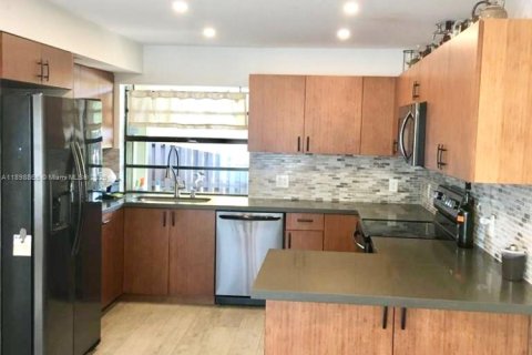 Adosado en alquiler en Miami, Florida, 2 dormitorios, 119.84 m2 № 1950735 - foto 3