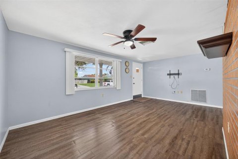 House in New Port Richey, Florida 2 bedrooms, 93.27 sq.m. № 1886772 - photo 11