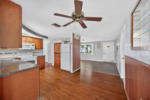 House in New Port Richey, Florida 2 bedrooms, 93.27 sq.m. № 1886772 - photo 16