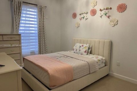 House in Miami, Florida 3 bedrooms, 196.95 sq.m. № 2081223 - photo 5