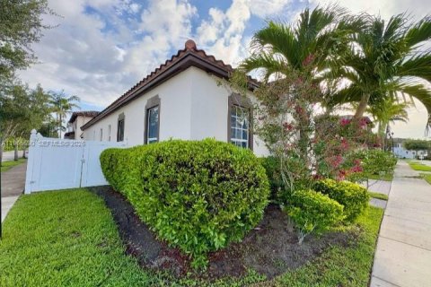 House in Miami, Florida 3 bedrooms, 196.95 sq.m. № 2081223 - photo 11