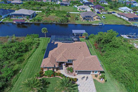 House in Port Charlotte, Florida 3 bedrooms, 191.01 sq.m. № 1821119 - photo 2