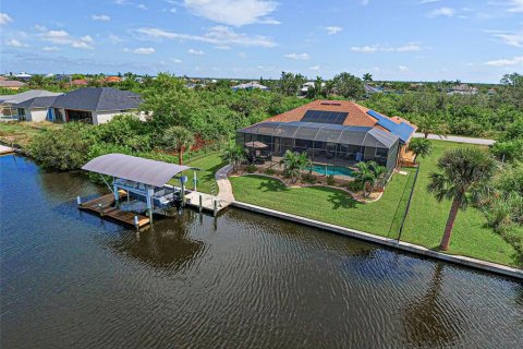 House in Port Charlotte, Florida 3 bedrooms, 191.01 sq.m. № 1821119 - photo 12