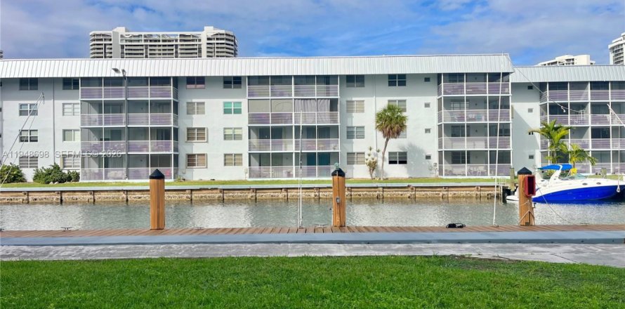 Кондоминиум с 2 спальнями в Норт-Майами-Бич, Флорида № 2004548