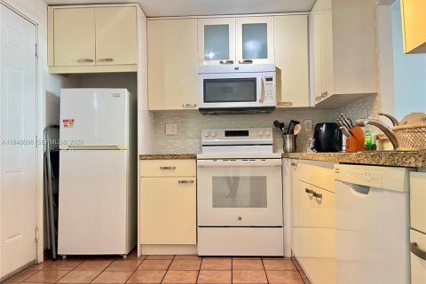 Снять в аренду кондоминиум в Норт-Майами-Бич, Флорида 2 спальни, 103.12м2, № 2004548 - фото 2