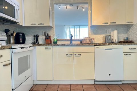 Снять в аренду кондоминиум в Норт-Майами-Бич, Флорида 2 спальни, 103.12м2, № 2004548 - фото 3