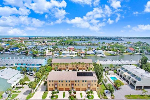 Condo in Indian Rocks Beach, Florida, 2 bedrooms № 2091628