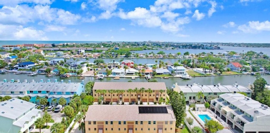 Condo in Indian Rocks Beach, Florida, 2 bedrooms № 2091628