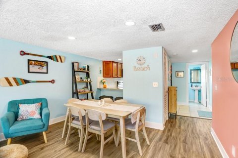 Condo in Indian Rocks Beach, Florida, 2 bedrooms № 2091628 - photo 4