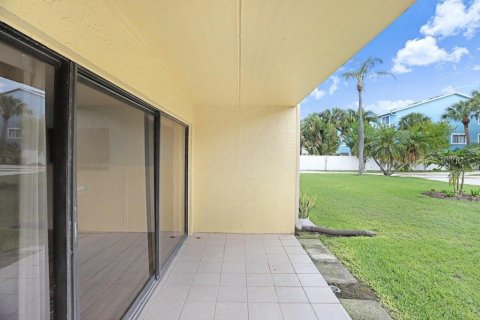 Condo in Indian Rocks Beach, Florida, 2 bedrooms № 2091628 - photo 29