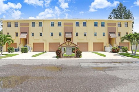 Condo in Indian Rocks Beach, Florida, 2 bedrooms № 2091628 - photo 2