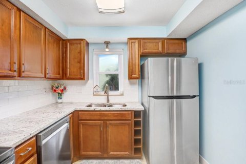 Condo in Indian Rocks Beach, Florida, 2 bedrooms № 2091628 - photo 12