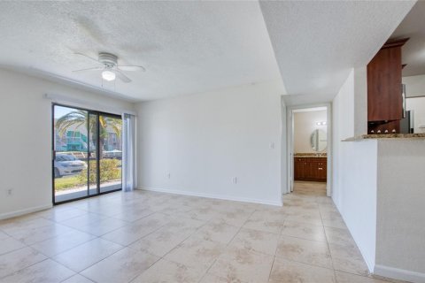 Condo in Palm Harbor, Florida, 2 bedrooms  № 2379486 - photo 23