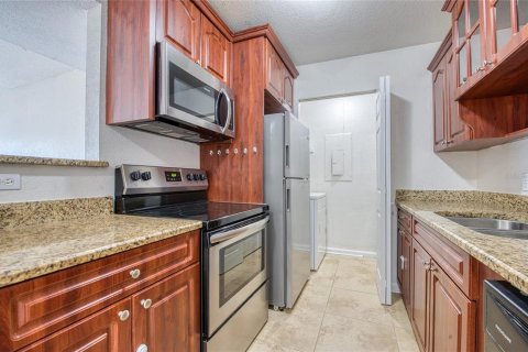 Condo in Palm Harbor, Florida, 2 bedrooms  № 2379486 - photo 24