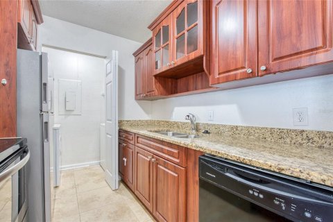 Condo in Palm Harbor, Florida, 2 bedrooms  № 2379486 - photo 25