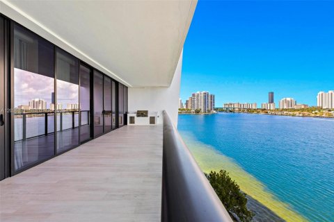 Condo in Aventura, Florida, 3 bedrooms № 2154563 - photo 2