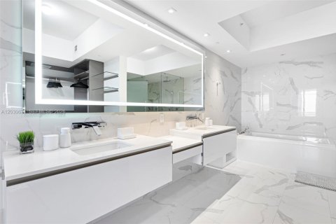 Condo in Aventura, Florida, 3 bedrooms № 2154563 - photo 25