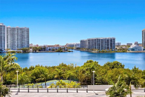 Condo in Aventura, Florida, 3 bedrooms № 2154563 - photo 3