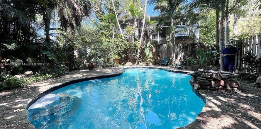 Propiedad comercial en Miami, Florida 186.92 m2 № 1665488