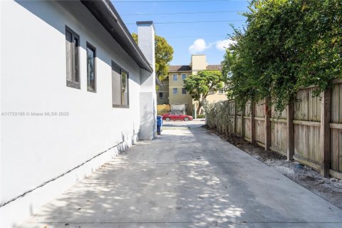 Immobilier commercial à vendre à Miami, Floride: 371.42 m2 № 1812383 - photo 13