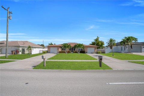 Commercial property in Cape Coral, Florida 243.78 sq.m. № 2317068 - photo 3