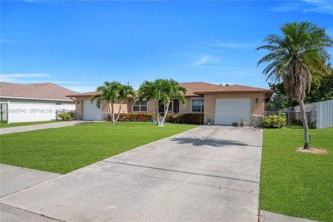 Commercial property in Cape Coral, Florida 243.78 sq.m. № 2317068 - photo 5