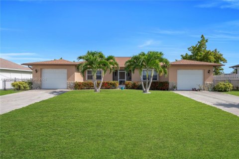 Commercial property in Cape Coral, Florida 243.78 sq.m. № 2317068 - photo 6