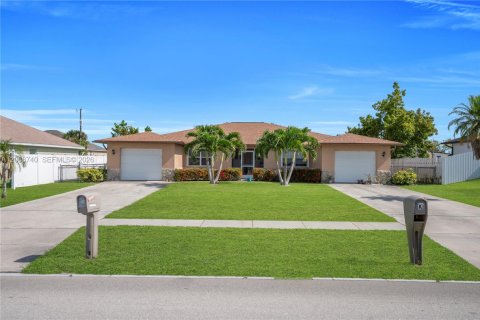 Commercial property in Cape Coral, Florida 243.78 sq.m. № 2317068 - photo 2