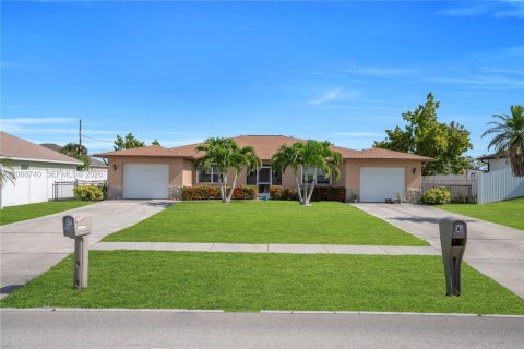 Commercial property in Cape Coral, Florida 243.78 sq.m. № 2317068 - photo 4