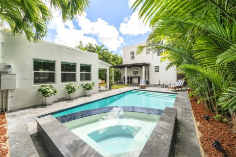 Villa ou maison à louer à Miami, Floride: 5 chambres, 252.04 m2 № 1714141 - photo 4