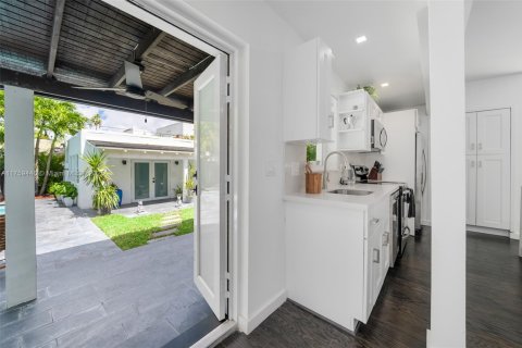 Villa ou maison à louer à Miami, Floride: 5 chambres, 252.04 m2 № 1714141 - photo 15