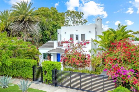 Villa ou maison à louer à Miami, Floride: 5 chambres, 252.04 m2 № 1714141 - photo 1
