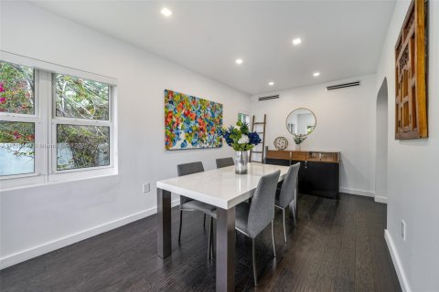 Villa ou maison à louer à Miami, Floride: 5 chambres, 252.04 m2 № 1714141 - photo 17
