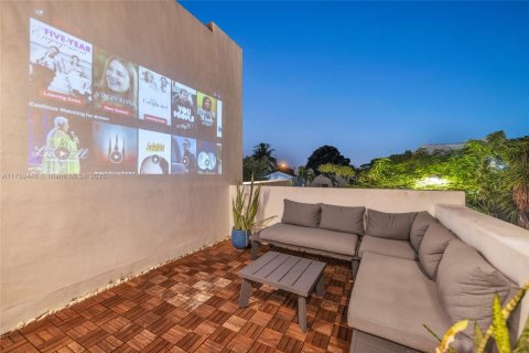 Villa ou maison à louer à Miami, Floride: 5 chambres, 252.04 m2 № 1714141 - photo 30