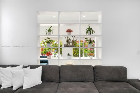 Villa ou maison à louer à Miami, Floride: 5 chambres, 252.04 m2 № 1714141 - photo 12