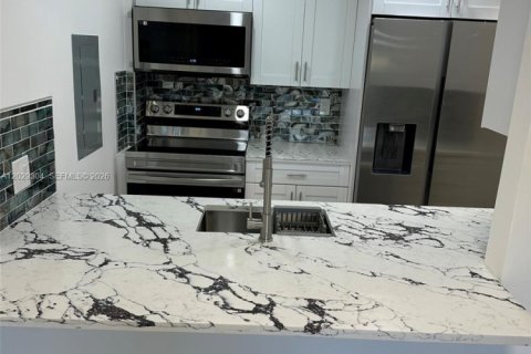Condominio en alquiler en Miami, Florida, 1 dormitorio, 55.74 m2 № 2085723 - foto 2