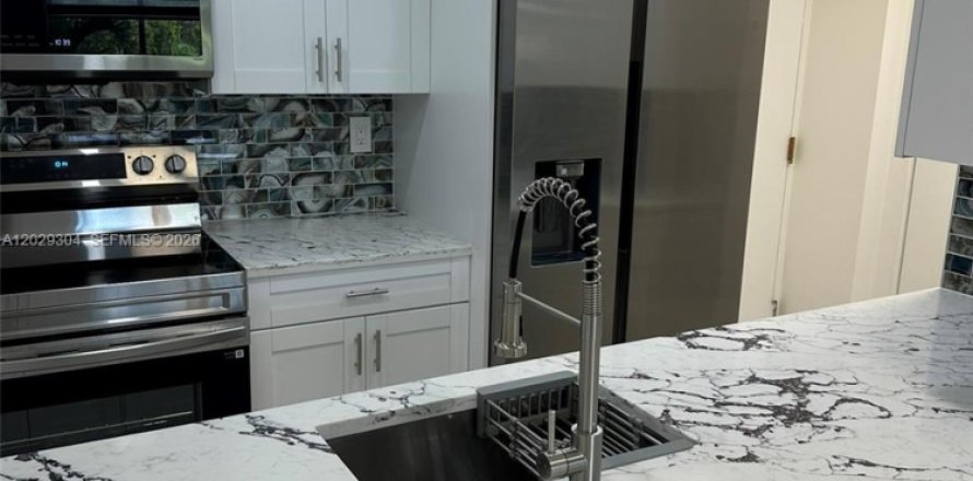 Condominio en Miami, Florida, 1 dormitorio  № 2085723