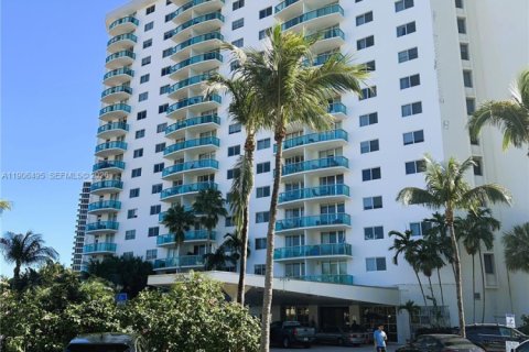 Condo in Sunny Isles Beach, Florida, 1 bedroom № 2082016 - photo 2