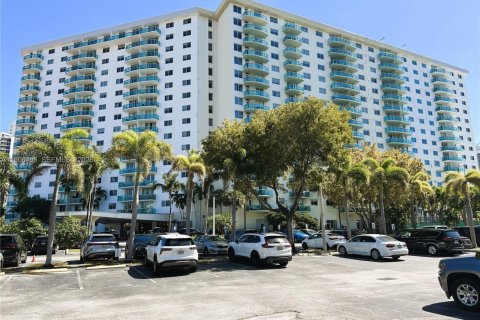Condo in Sunny Isles Beach, Florida, 1 bedroom № 2082016