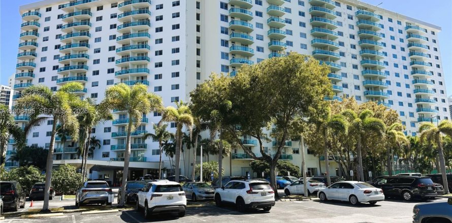 Condo in Sunny Isles Beach, Florida, 1 bedroom № 2082016